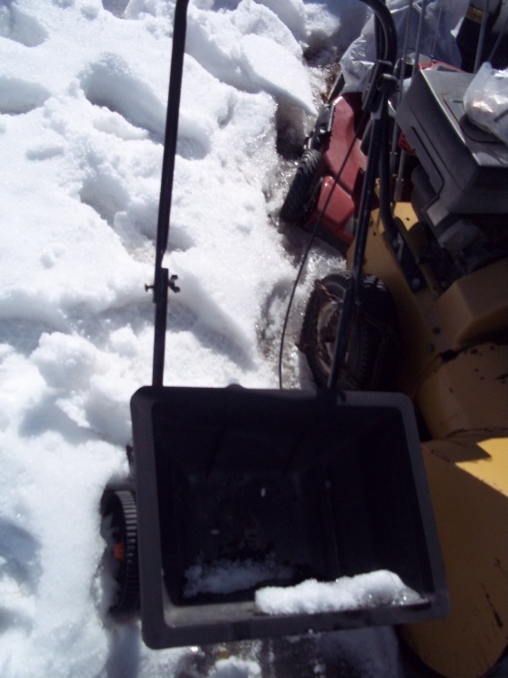 lot 131 image: Grass  Fertilizer Spreader
