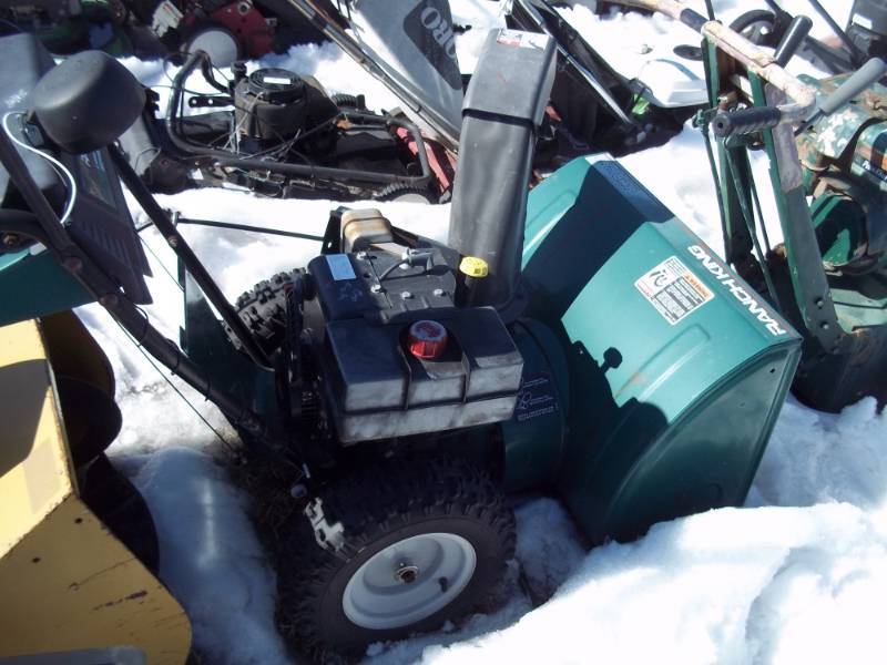 lot 132 image: Snow blower for parts or repair