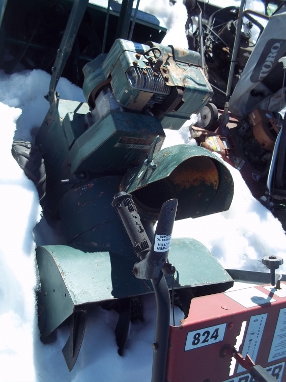 lot 133 image: Snow blower for parts or repair