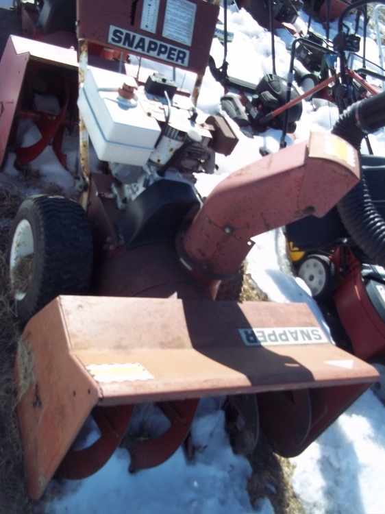 lot 134 image: Snow blower for parts or repair