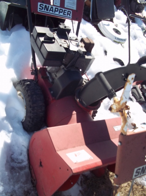 lot 136 image: Snow blower for parts or repair