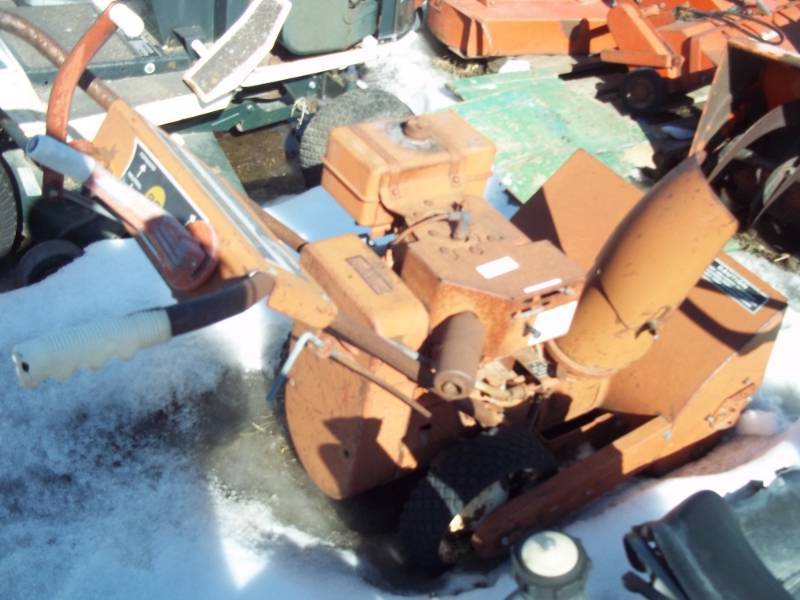 lot 142 image: Snow blower for parts or repair