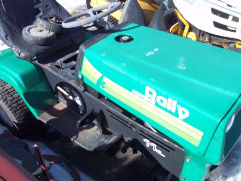 lot 145 image: Riding Lawn Mower for parts or repair