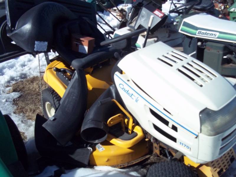 lot 146 image: Riding Lawn Mower for parts or repair