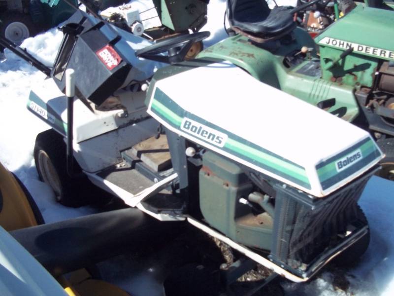 lot 147 image: Riding Lawn Mower for parts or repair