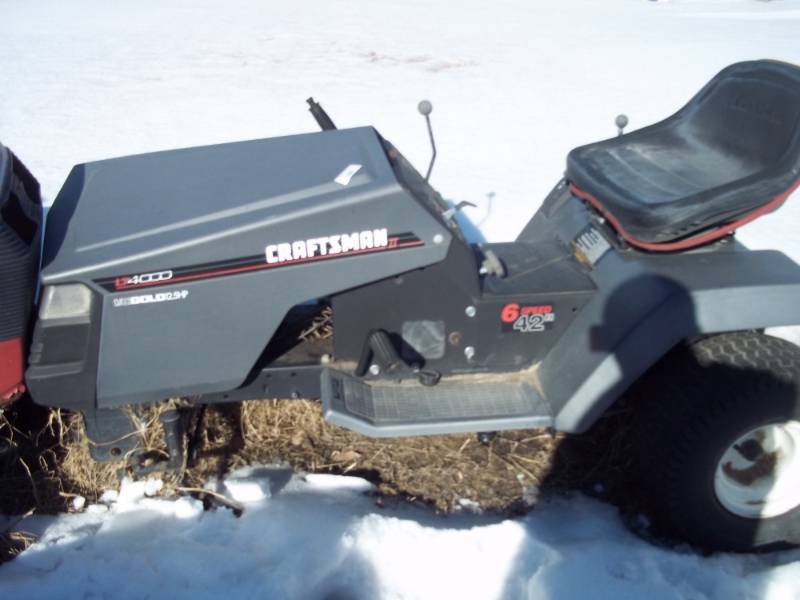 lot 160 image: Riding Lawn Mower for parts or repair