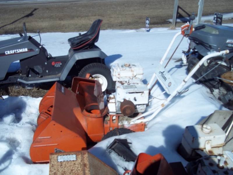 lot 161 image: Snow blower for parts or repair
