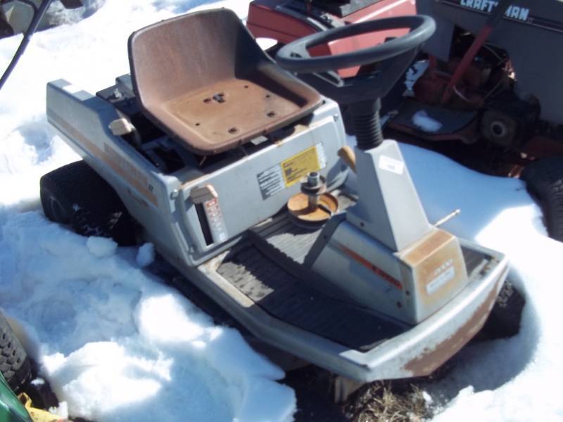 lot 165 image: Riding Lawn Mower for parts or repair