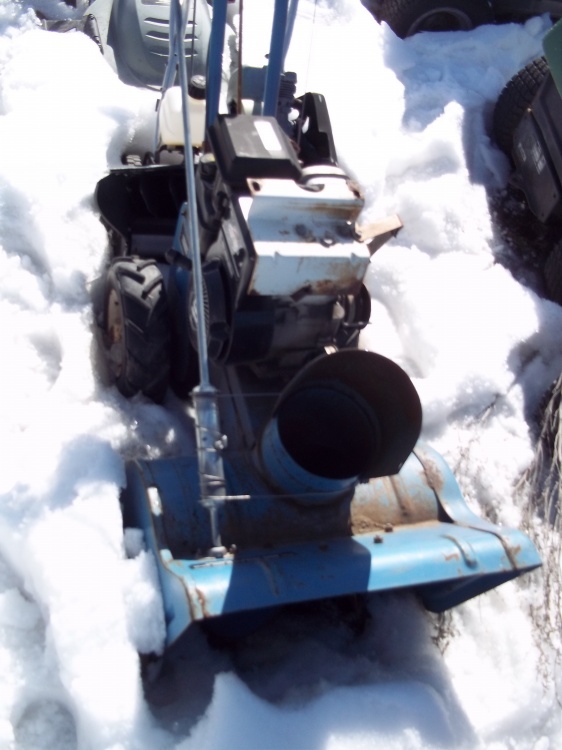 lot 175 image: Snow blower for parts or repair