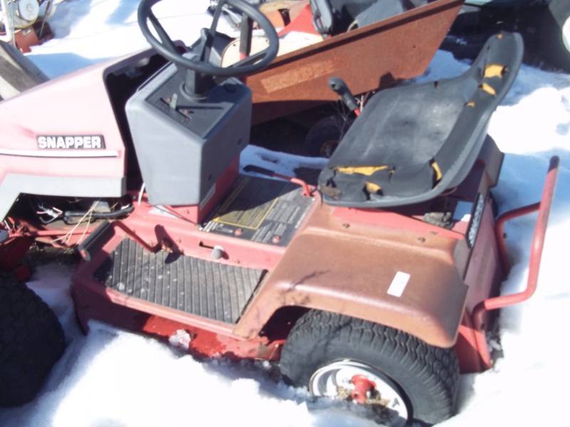 lot 176 image: Riding Lawn Mower for parts or repair