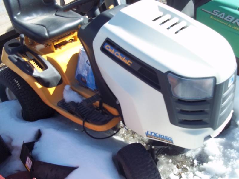 lot 181 image: Riding Lawn Mower for parts or repair