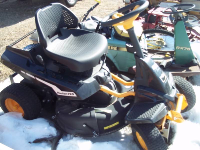 lot 184 image: Riding Lawn Mower for parts or repair
