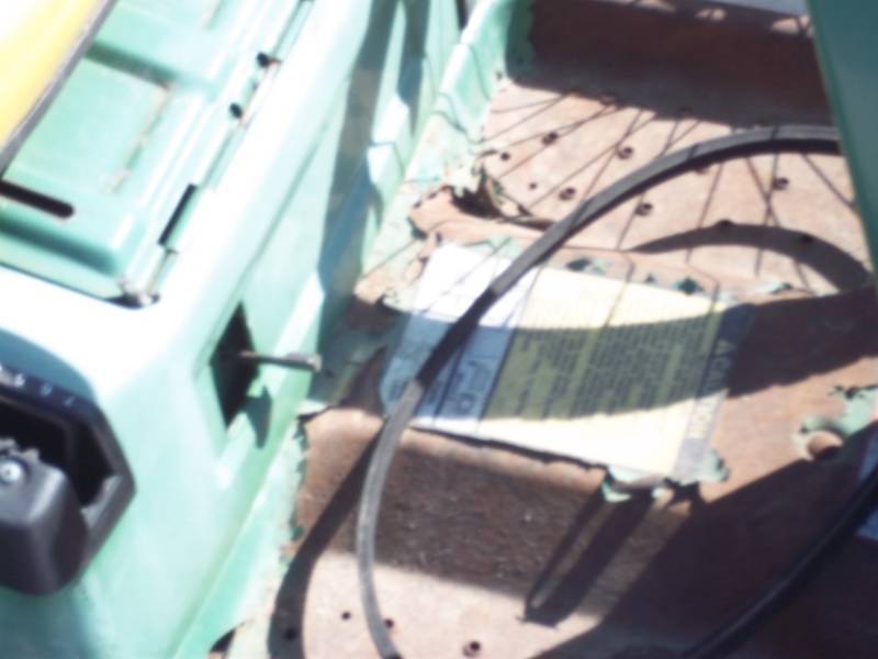 lot 185 image: Riding Lawn Mower for parts or repair