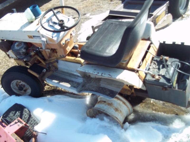 lot 187 image: Riding Lawn Mower for parts or repair