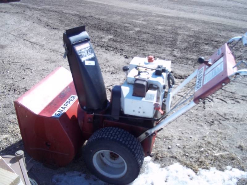 lot 189 image: Snow blower for parts or repair