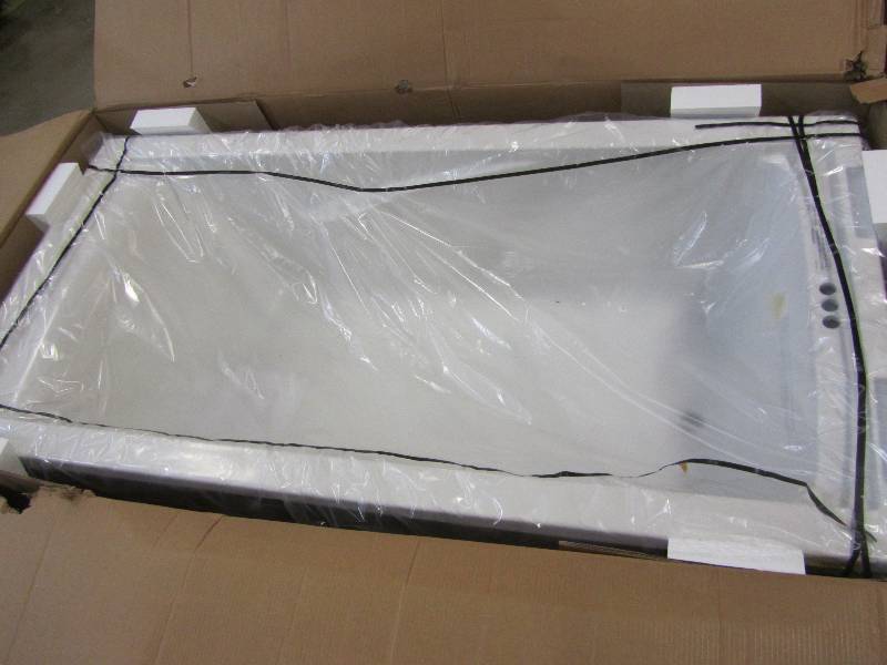 lot 4 image: American Standard Evolution 6 ft. x 36 in. Reversible Drain Soaking Tub in White