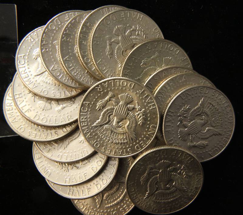 GROUP OF 18 US 40% SILVER KENNEDY HALF DOLLARS AU-UNC