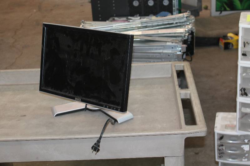 lot 96 image: Lot of (5) Dell 1907FPT Monitors
