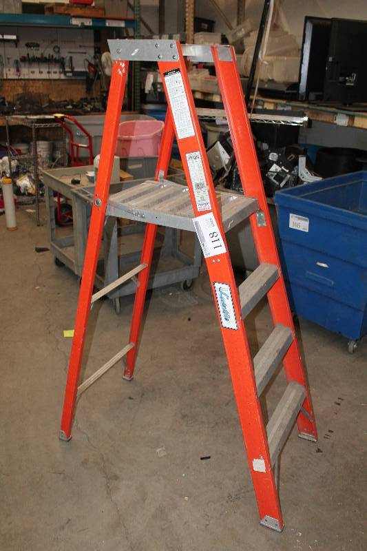 lot 118 image: Louisville FP1004 4ft. Ladder