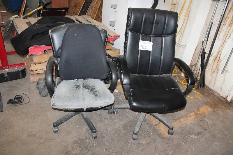 lot 162 image: Lot of (2) Rolling Office Chairs