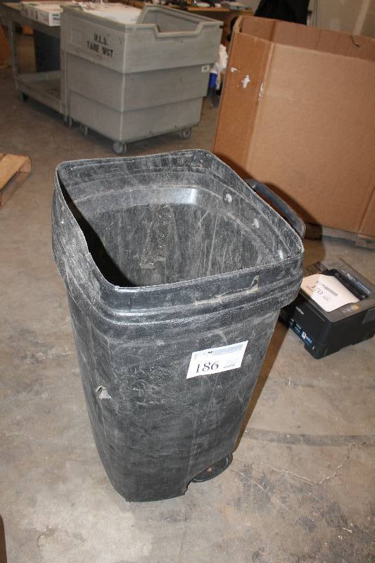 lot 186 image: Rolling Garbage Bin