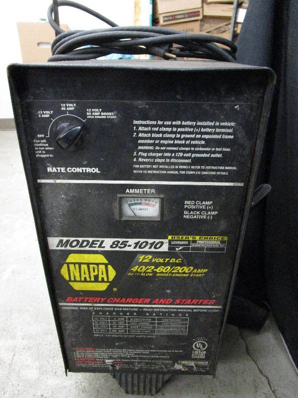 lot 50 image: 12 Vt Battery Charger and Starter