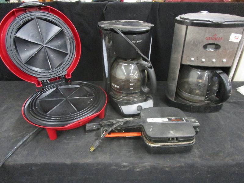lot 52 image: 2 Coffee Pots a  Georgre Forman Healthy Cooking