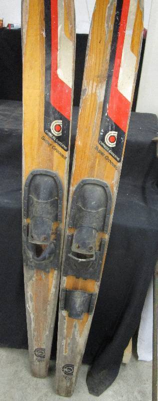 lot 69 image: Old Skis Cypress Gardens Super Grooved