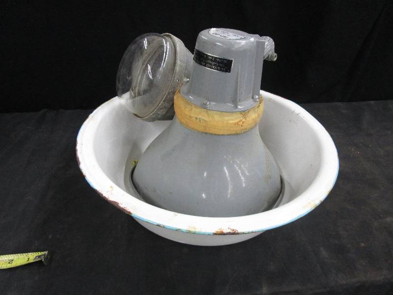 lot 97 image: Speaker, Light Fixure & Enamel Wash Pan