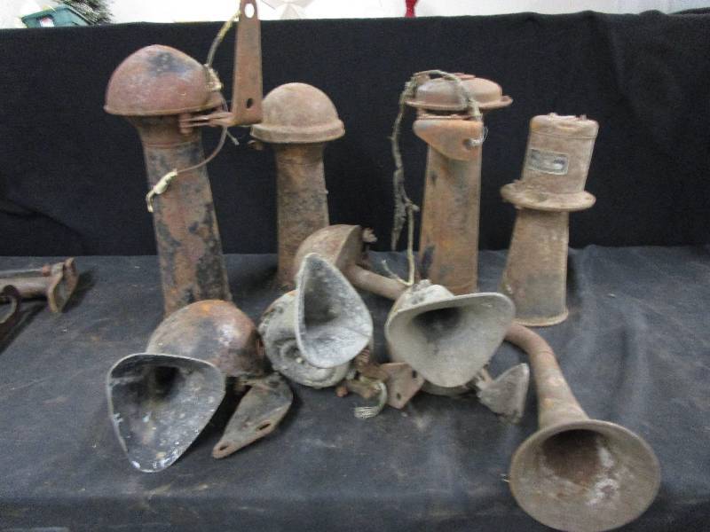 lot 119 image: Vintage Horns