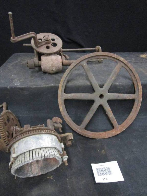 lot 122 image: Vintage Pulley, Rustic Grinder & Auto Knitter