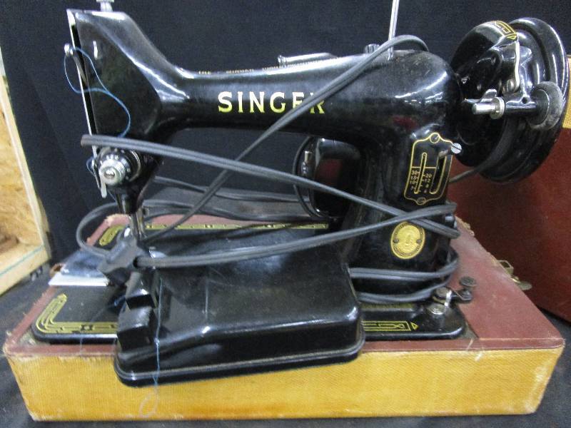 lot 130 image: Vintage Singer Machine - Tested & Works