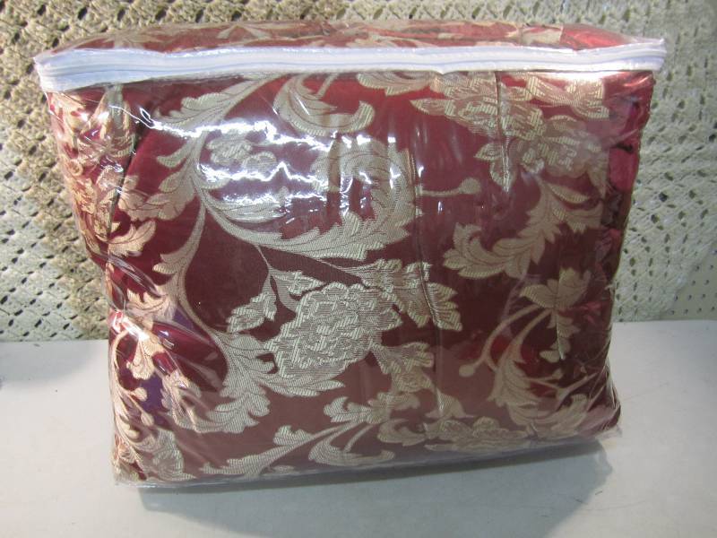 lot 177 image: Full Size Comforter See Photos  A-3...