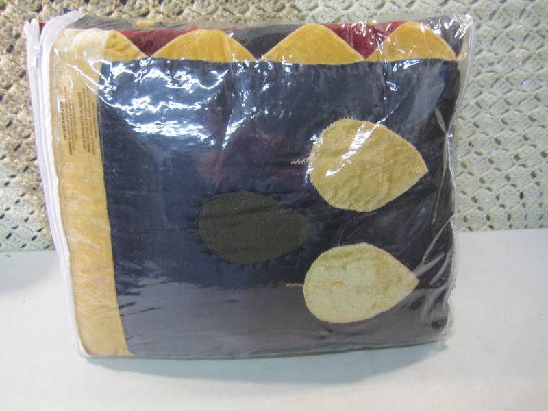 lot 179 image: Twin Size Comforter See Photos  A-3...