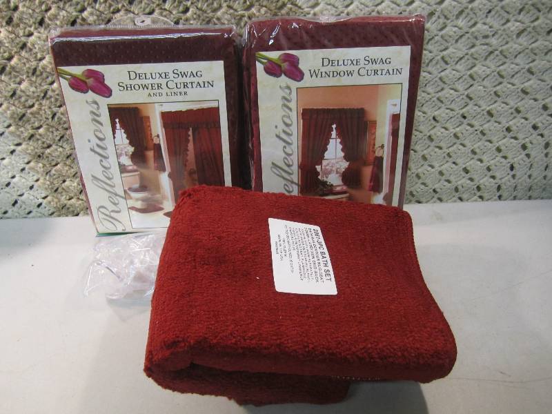 lot 193 image: Bathroom Set Shower Curtain with Li...