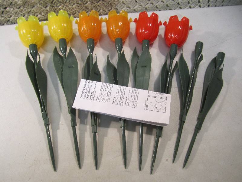 lot 194 image: Set of 6 Solar LED Lighted Tulips w...