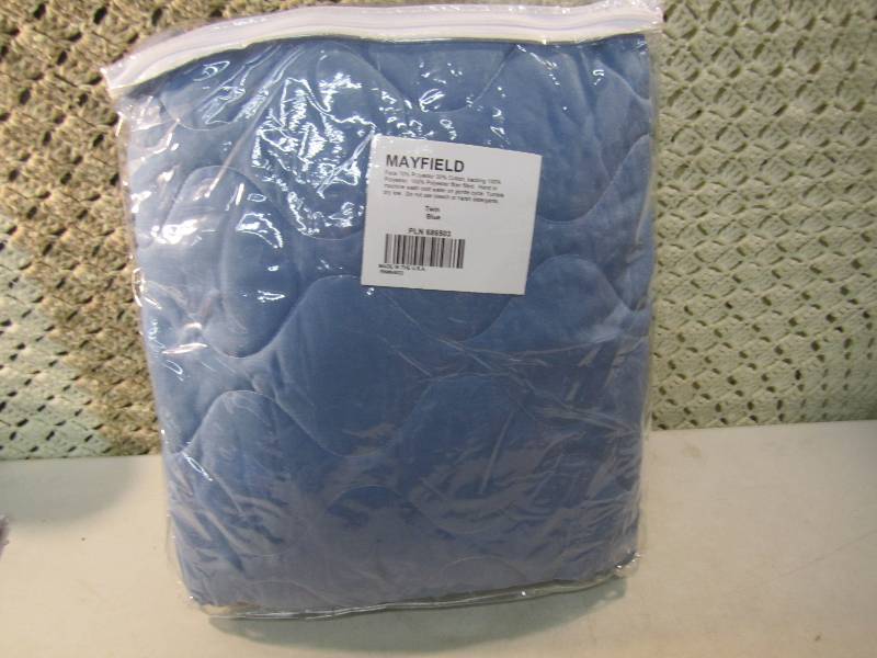 lot 197 image: Mayfield Twin Blue Quilted Blanket ...