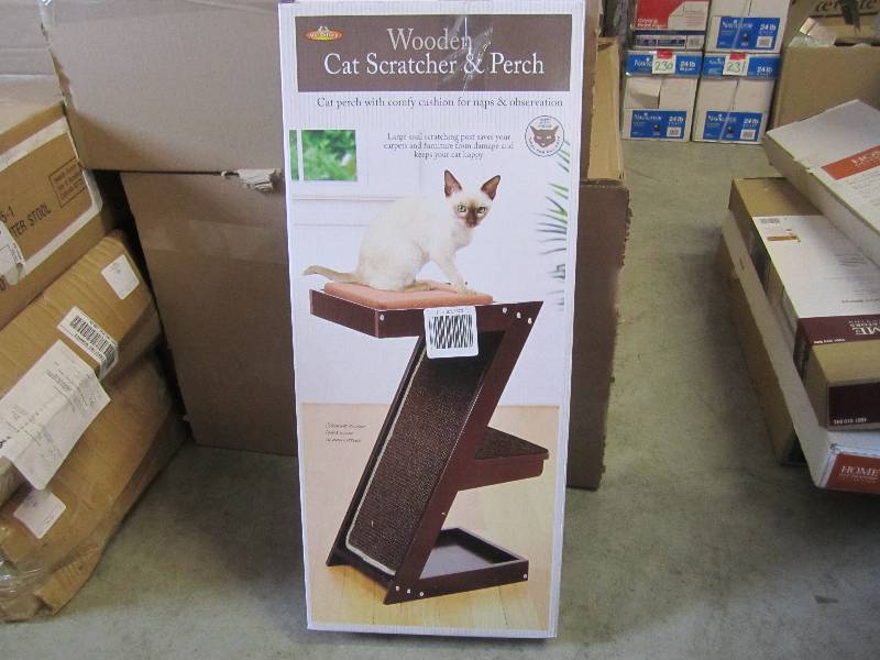 lot 212 image: Wooden Cat Scratcher & Perch Open B...