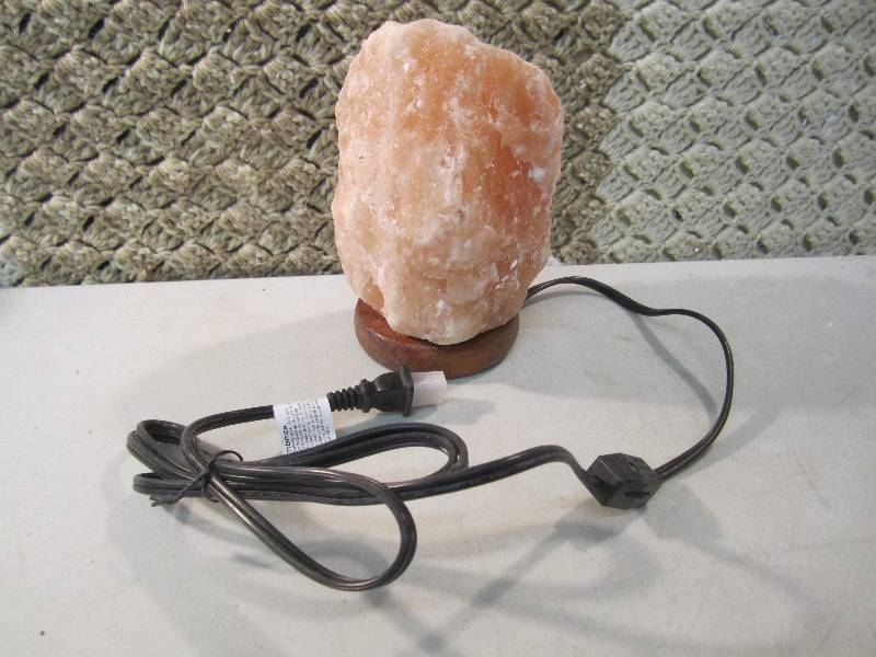 lot 221 image: Himalayan Salt Lamp 7.5 Tall Untes...