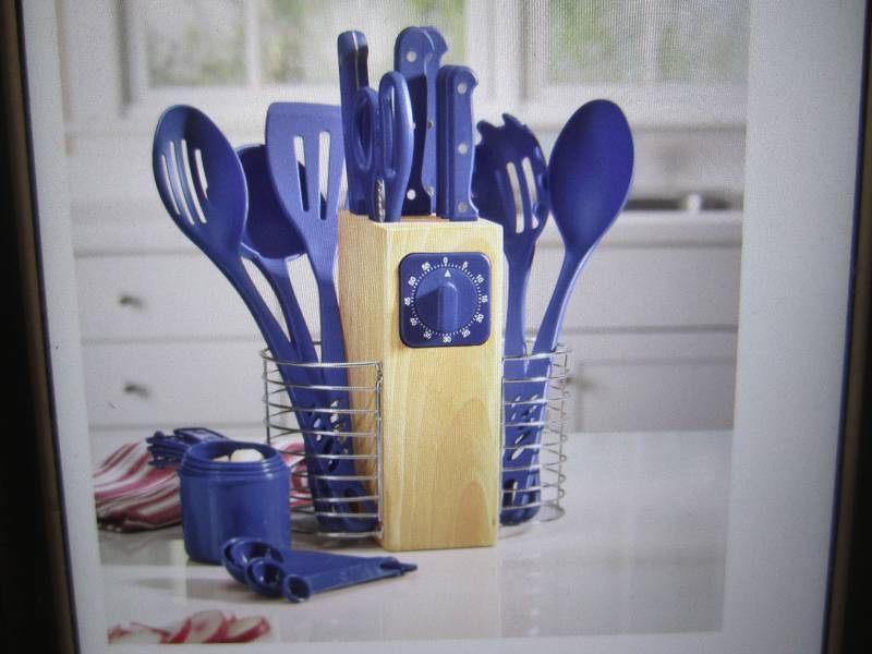 lot 222 image: 25 Piece Cutlery & Utensil Set in B...