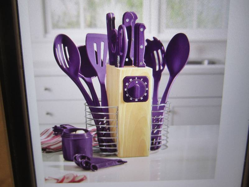 lot 223 image: 25 Piece Cutlery & Utensil Set in P...