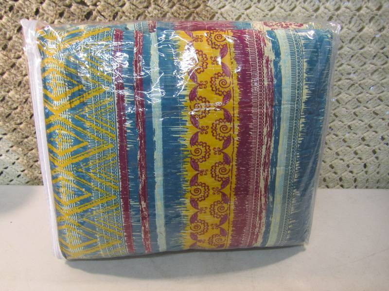 lot 246 image: Queen Size Quilted Bedspread  A-4T...