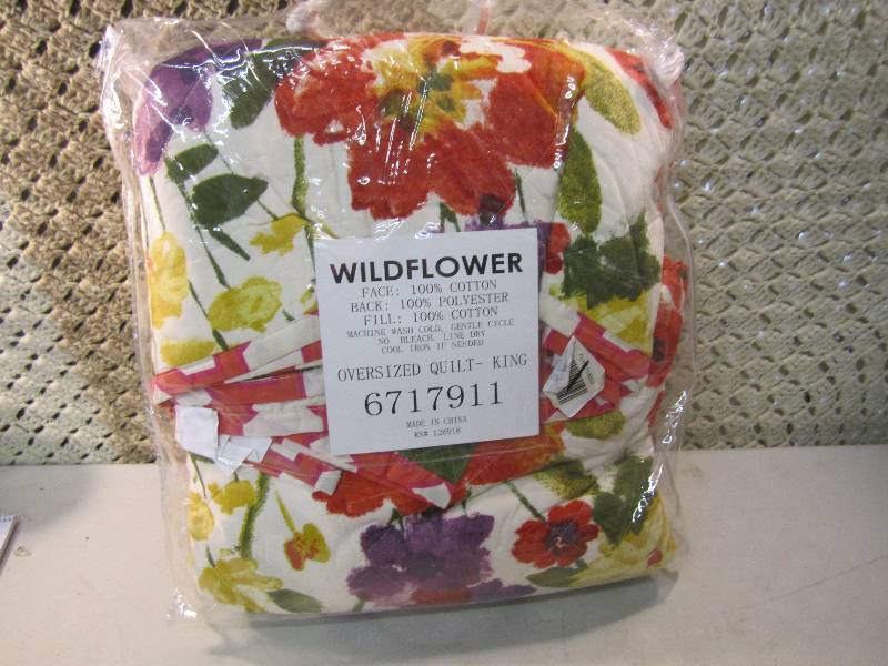 lot 252 image: King Size Wildflower Oversized Quil...