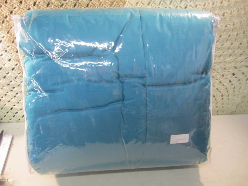 lot 257 image: FullQueen Size 3 Piece Comforter  ...
