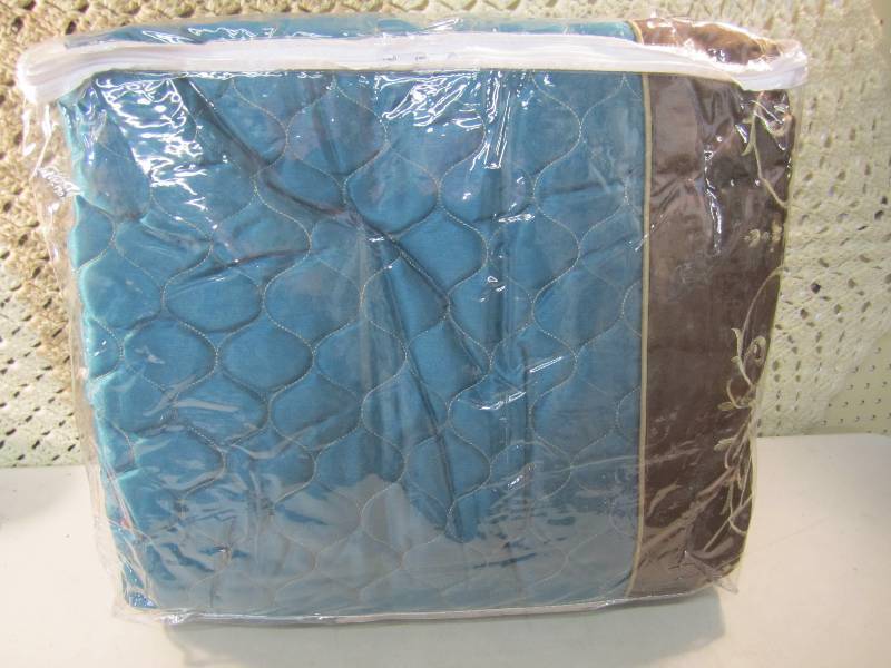 lot 259 image: Full Size Comforter  BR1...