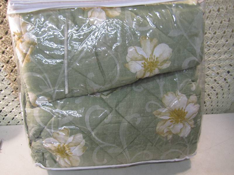 lot 261 image: Twin Size Bedspread  BR1...