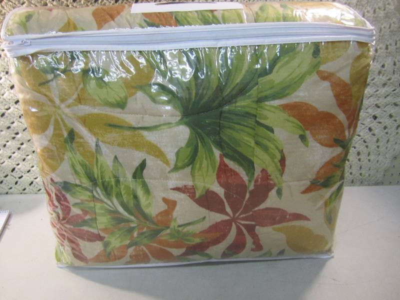 lot 262 image: Twin Size Sarasota Bed In A Bag  BR...