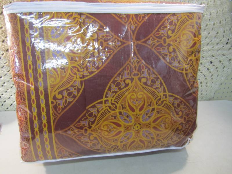 lot 263 image: Full Size Comforter  BR1...