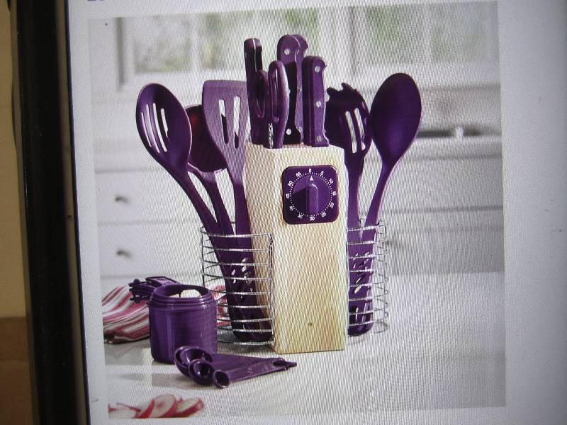 lot 269 image: 25 Piece Cutlery & Utensil Set in P...