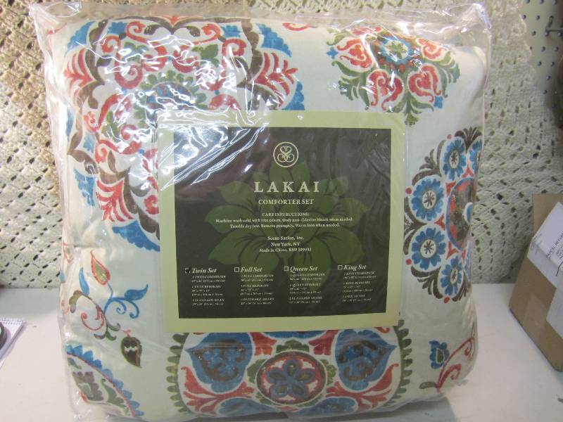 lot 318 image: Lakia Twin Size Comforter  BR1...